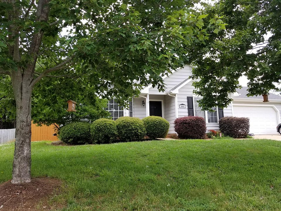 3 bedroom, 2 Bath one story living w/2 car garage. Open livi