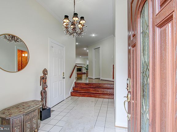 3rd image of 6262 Chaucer Ln