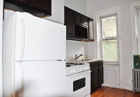 4th image of 940 Kent Ave #3M