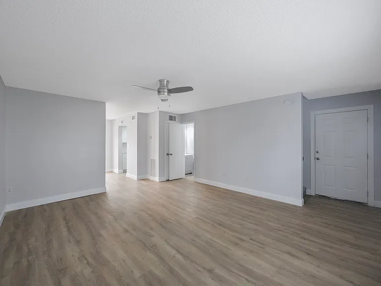 200 Westwood Ter N #122 — Photo 2