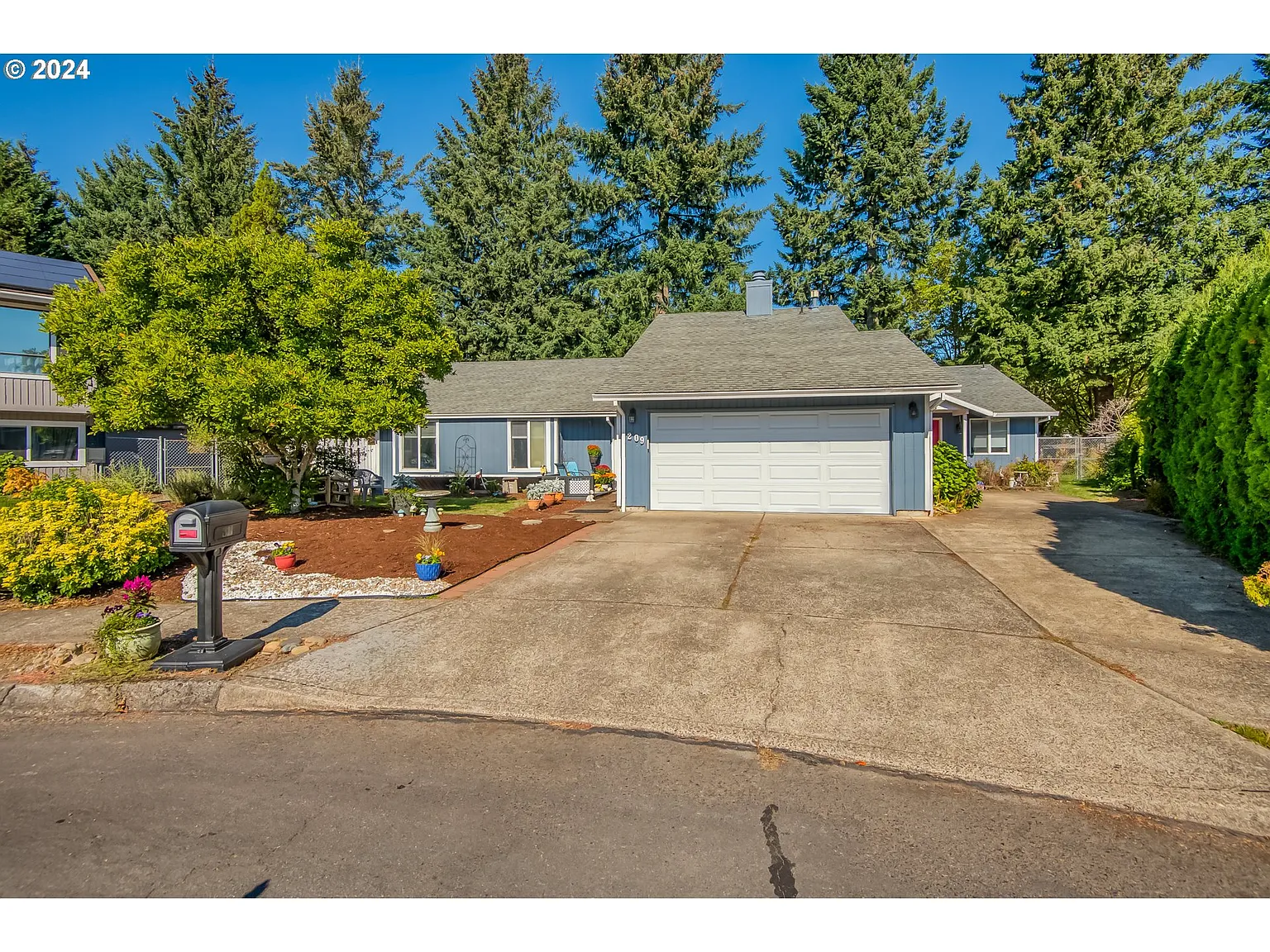 209 SW Phyllis Ct photo 1