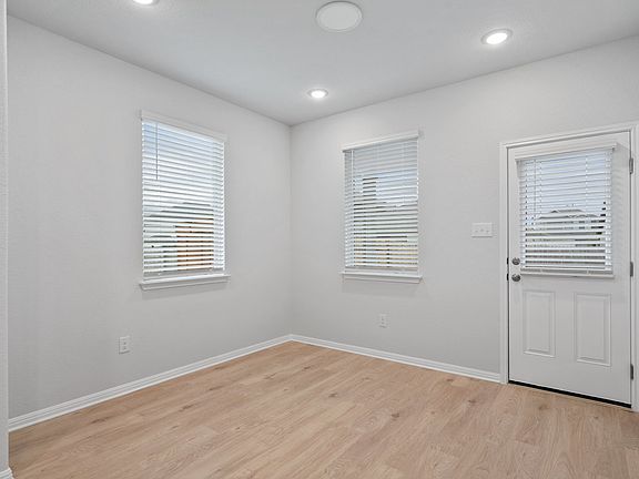 4th image of 126 White Horses Dr