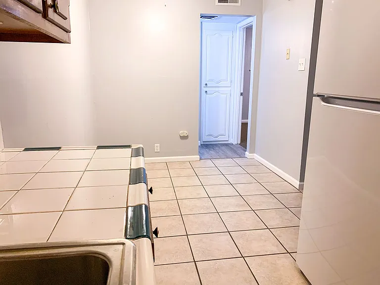 Large One-Bedroom Units Near Nob Hill — Photo 10