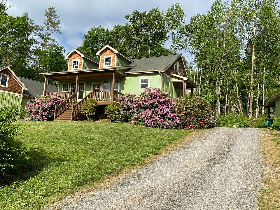 Oh...isn't she lovely in her spring finery!