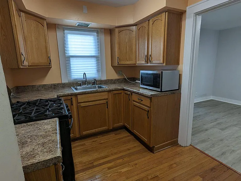 1116 Muldowney Ave — Photo 3