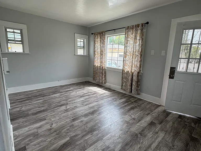 5886 Myrtle Ave — Photo 5