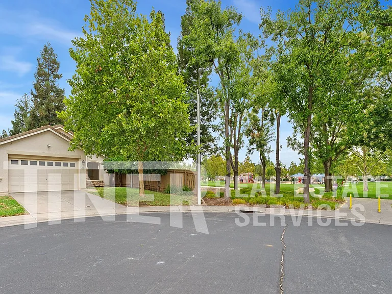 149 Canberra Ct — Photo 6