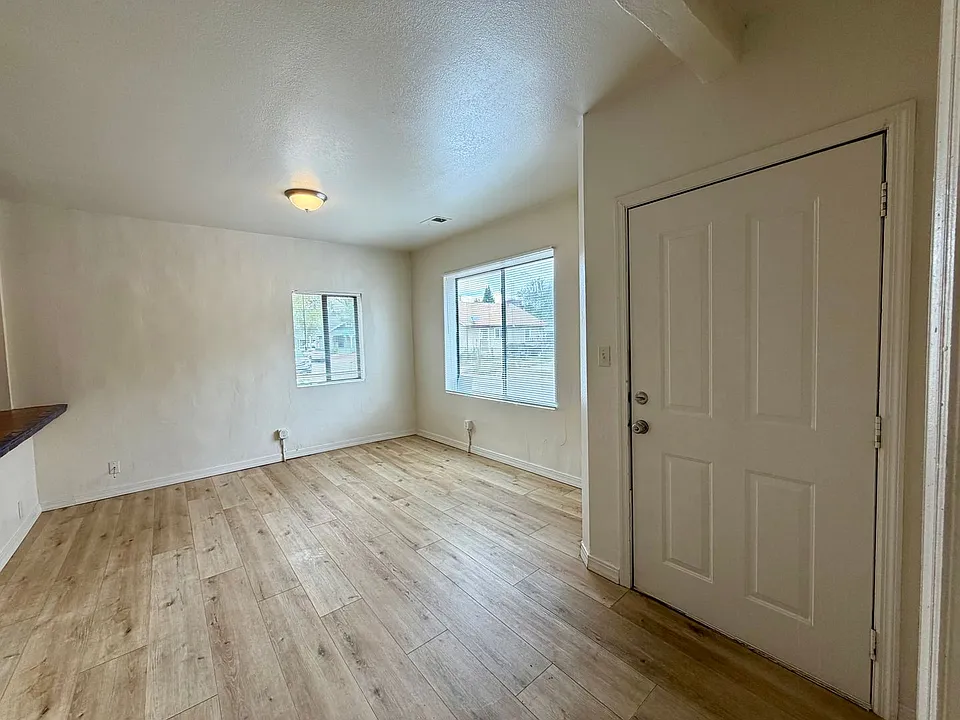 13 E Dupont Ave