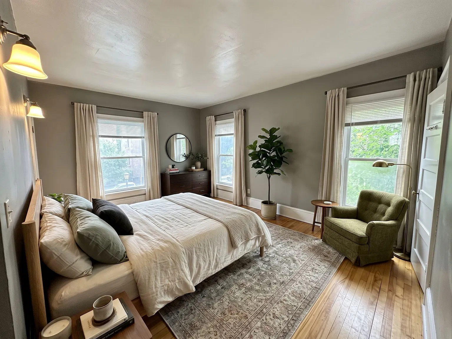 Spacious & Sunny 4 Bedroom Unit - Walk to Lake of the Isles & Sculpture Garden — Photo 4