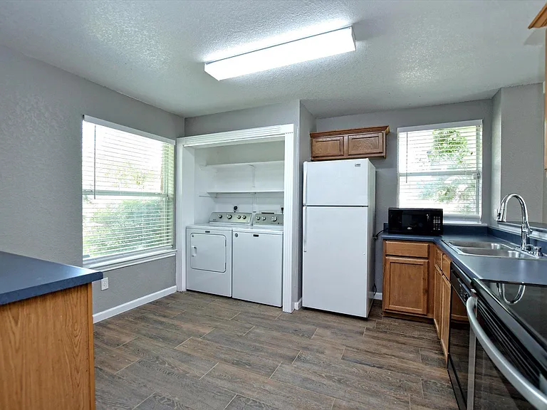 814 Monarch Ave — Photo 5