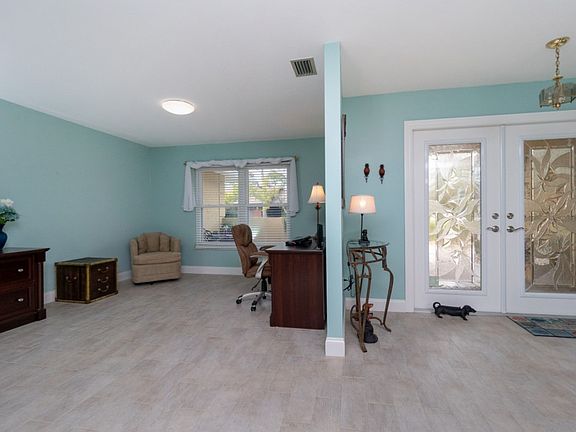 5th image of 320 Rubens Dr