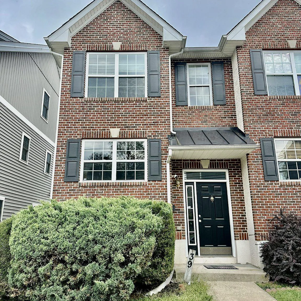 3 bed, 2.5 bath, 2065 sqft, $2,700 — Photo 1