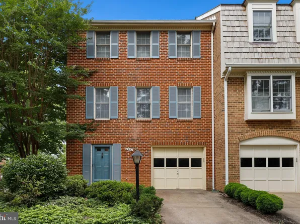 2961 Oakborough Sq, Oakton, VA 22124