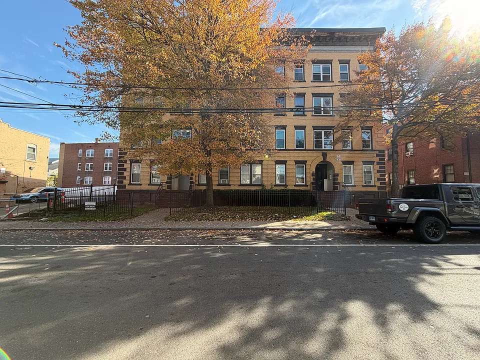 258 Lawrence St #4
