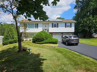 8 Spur Dr, Nanuet, NY 10954