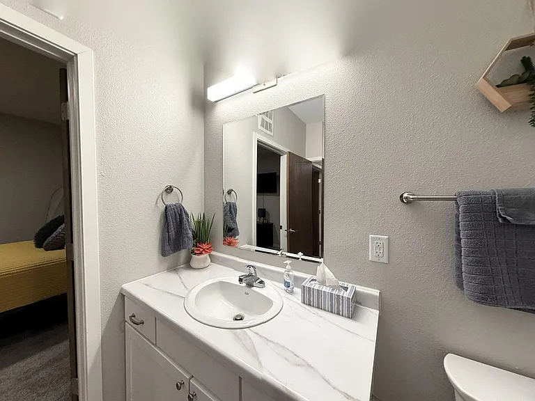 South Pointe Apartments — Photo 11