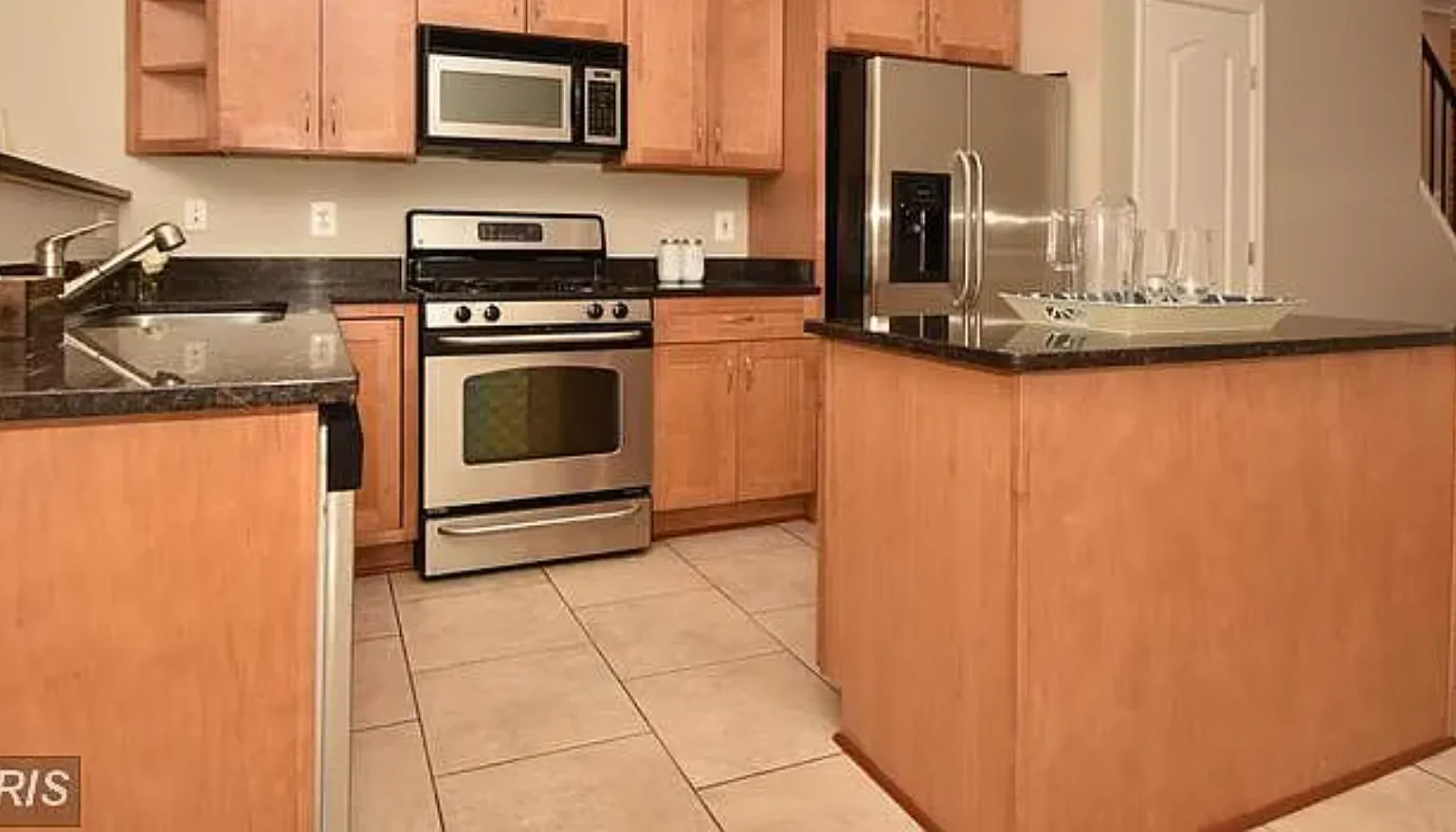 4 bed, 4.5 bath, 2389 sqft, $4,400 — Photo 3