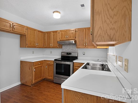 5th image of 556 Viking Dr SW