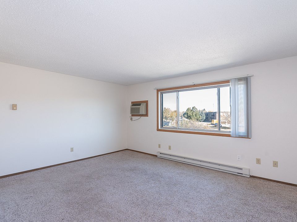 Fargo, ND Hartford Apartments | 11A | Living