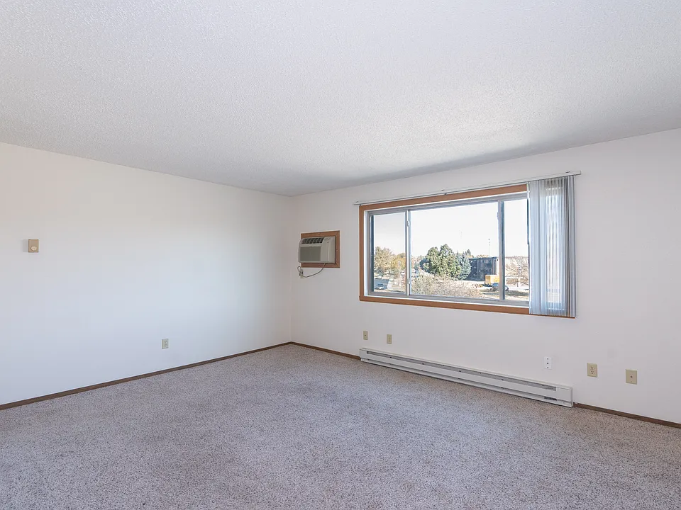Fargo, ND Hartford Apartments | 11A | Living
