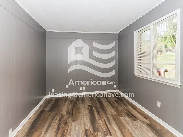 1392185_002_wm_-_living_room_13121599.jpg