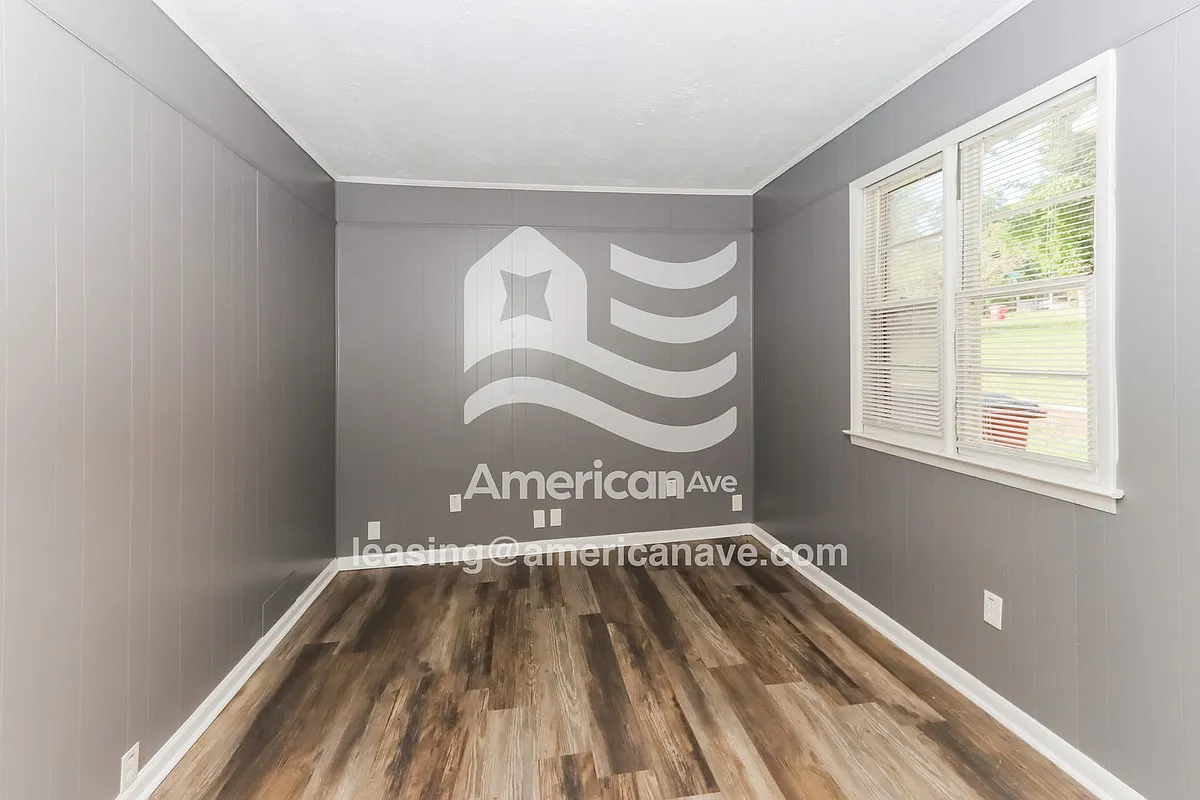 1392185_002_wm_-_living_room_13121599.jpg - 4012 Lindwood Dr