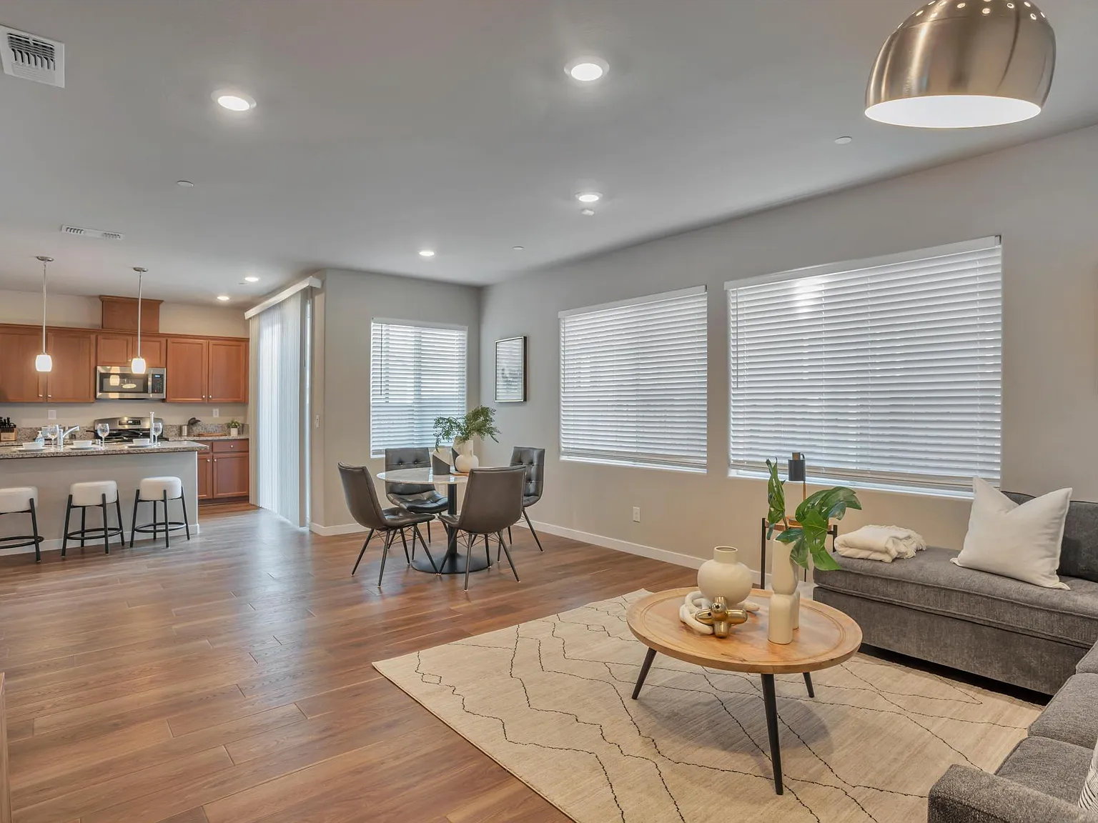 3 bed, 2.5 bath, 1784 sqft, $5,000 — Photo 2