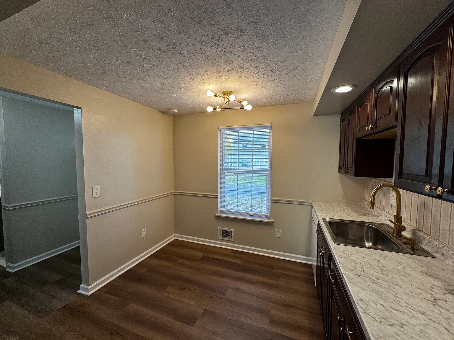 3 bed, 1.5 bath, 1350 sqft, $2,250 — Photo 2