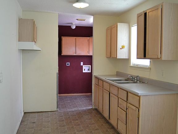 5th image of 822 W Avenue Y