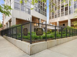 345 W Fullerton Pkwy APT 402, Chicago, IL 60614