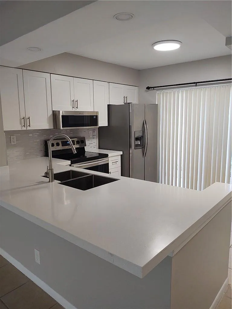 2 bed, 2.0 bath, 899 sqft, $2,400 — Photo 3