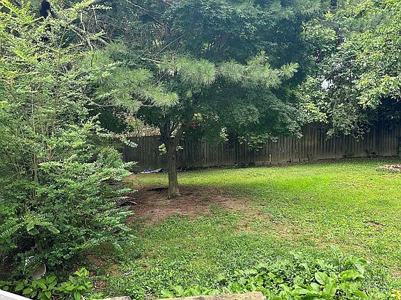 5th image of 103 College Park Ln