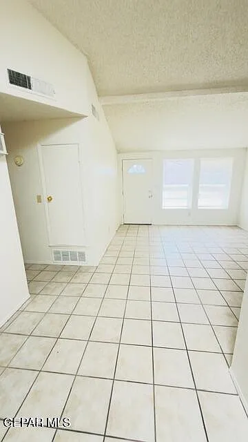 2 bed, 1.0 bath, 800 sqft, $900 — Photo 4