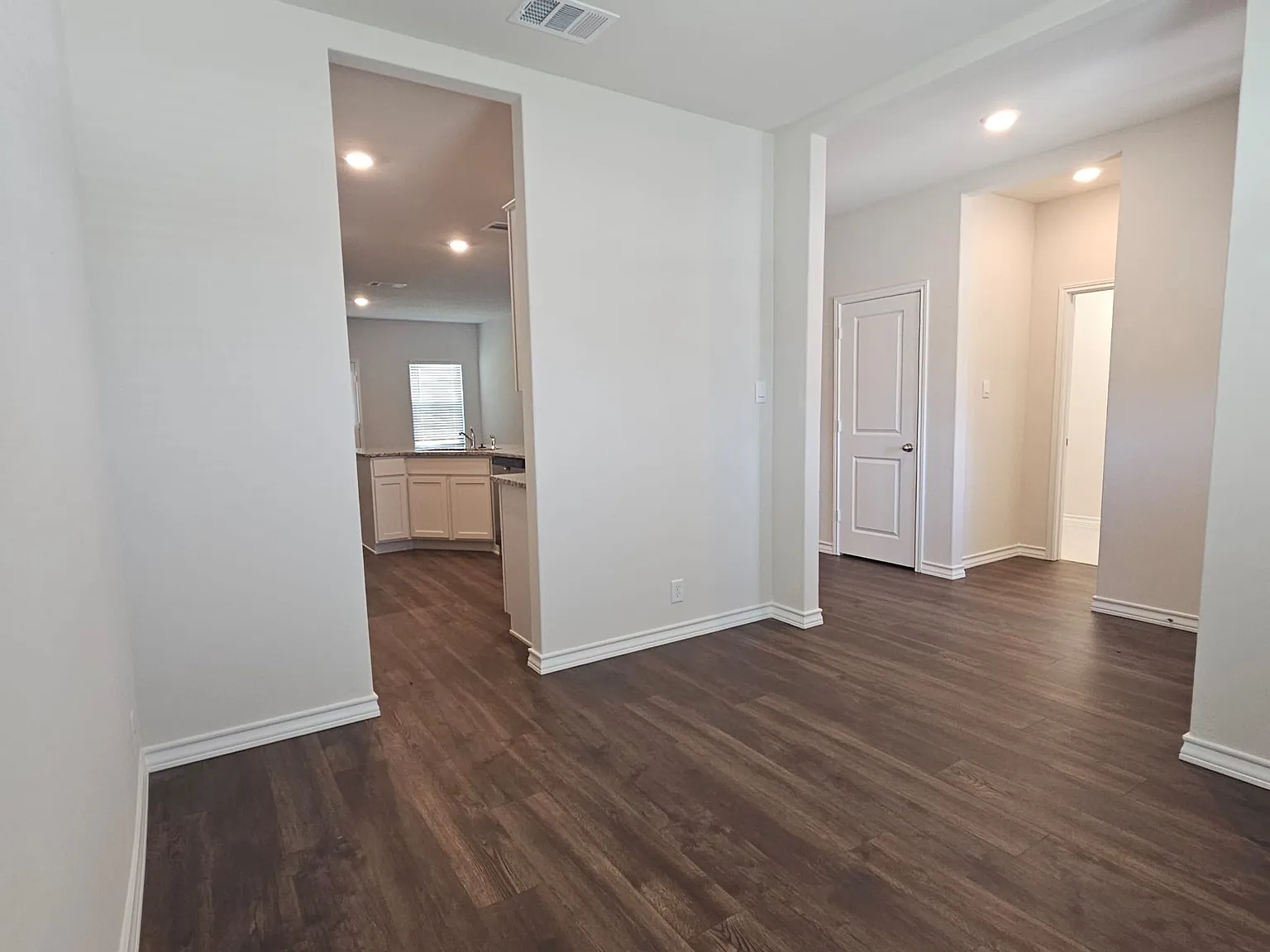 5 bed, 3.5 bath, 2800 sqft, $2,500 — Photo 3