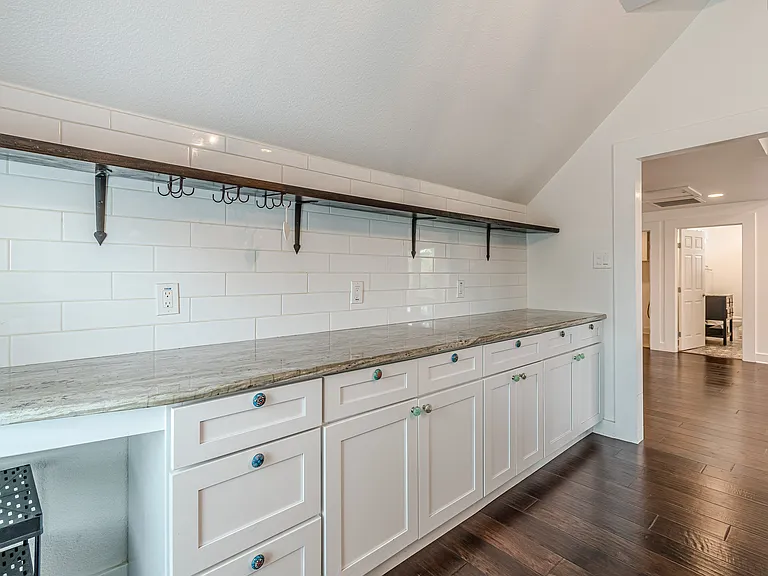 311 W Mistletoe Ave — Photo 19