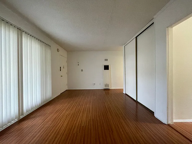 1152-1154 Poinsettia Place — Photo 5