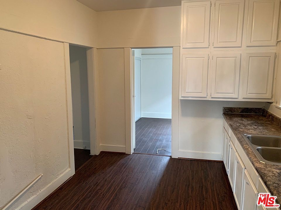 1st image of 957 W 47th St