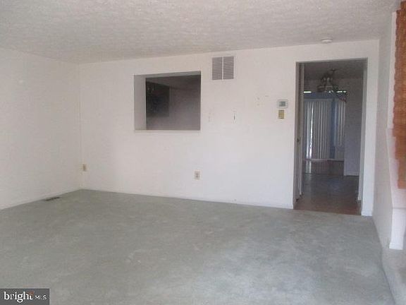 2nd image of 8 Rader Ct