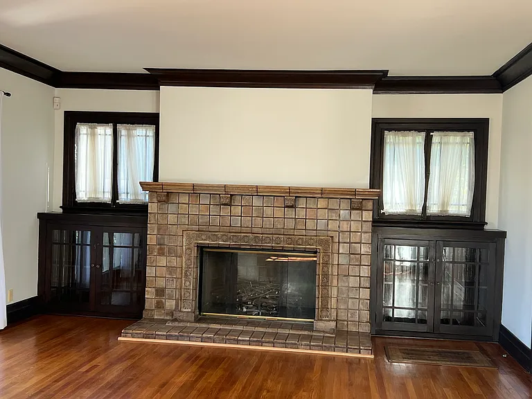 Living room w/fireplace