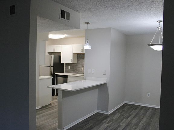 4th image of 703 Hickory Knl