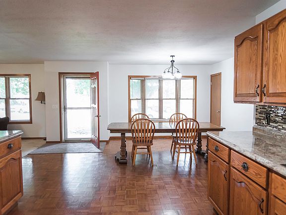 5th image of 207 Ash St