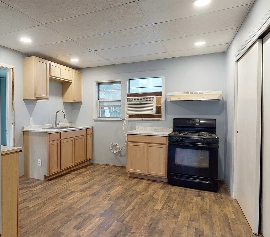 Studio, 875 sqft, $1,000 — Photo 1