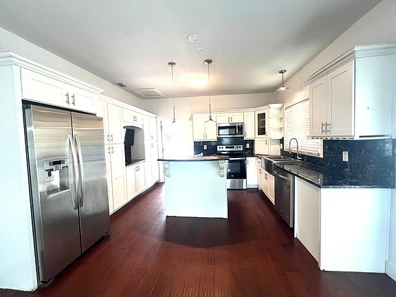 3rd image of 3302 N Lincoln Ave