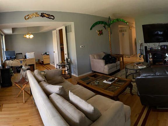 4th image of 645 Dauphine Ct Unit C