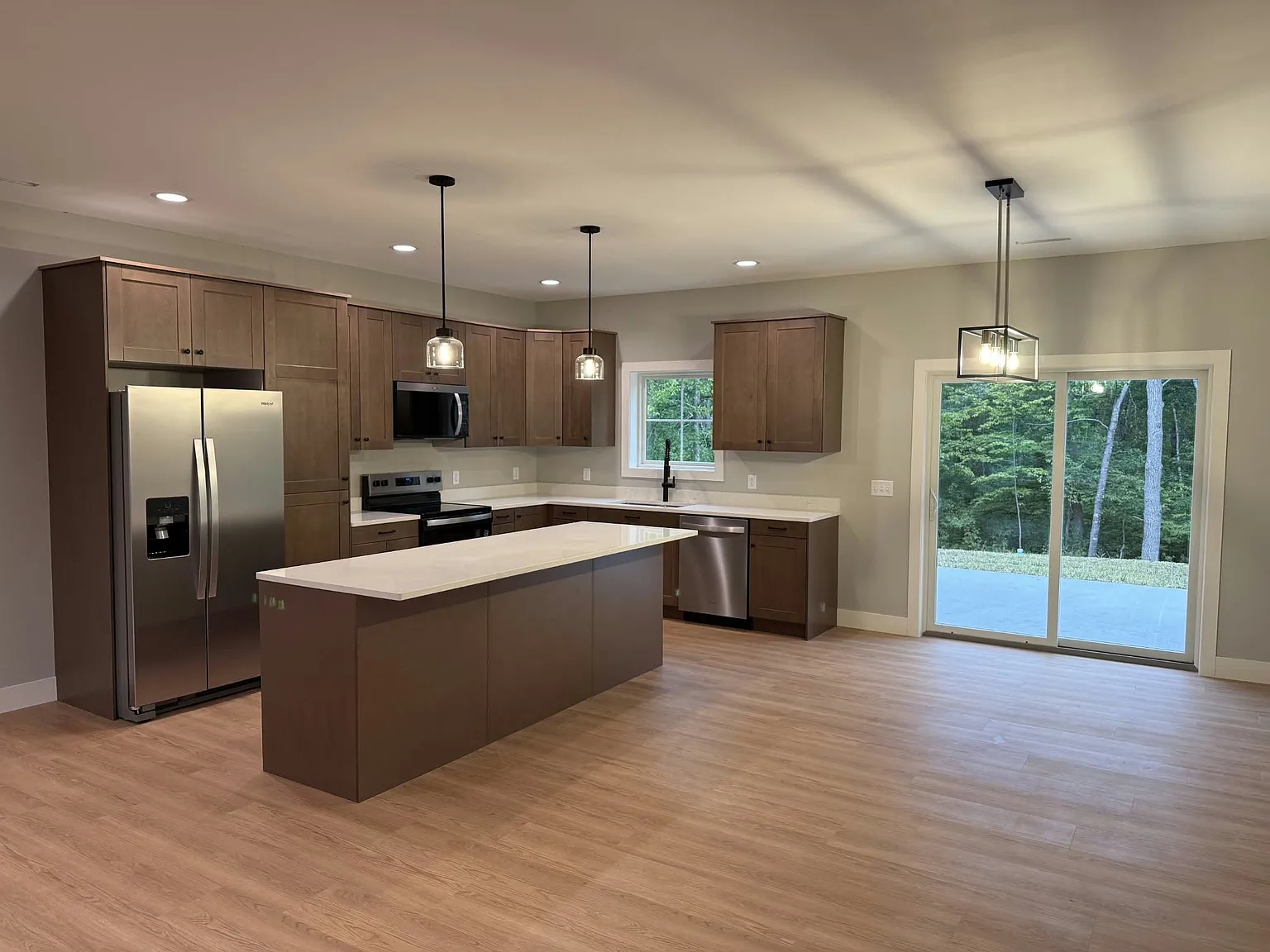 3 bed, 2.0 bath, 1600 sqft, $2,500 — Photo 2