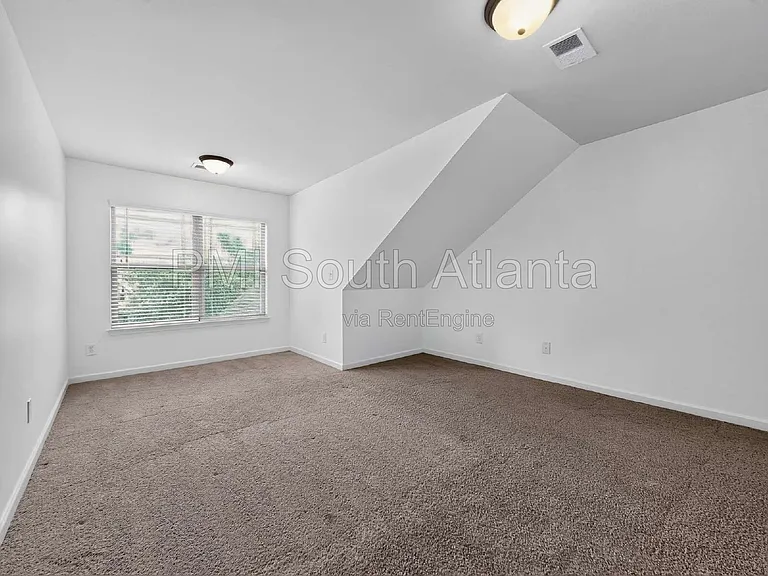 305 Legends Dr — Photo 40