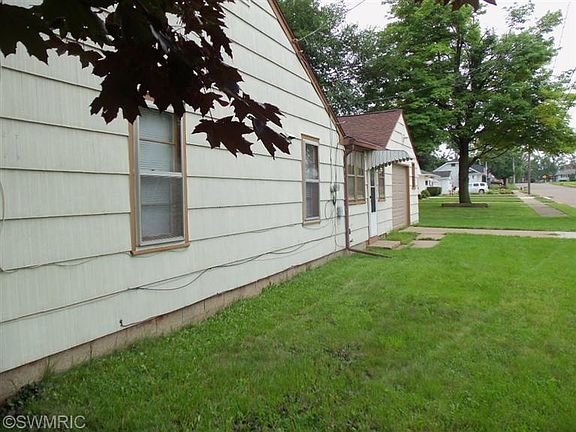 3rd image of 808 Michigan Ave E