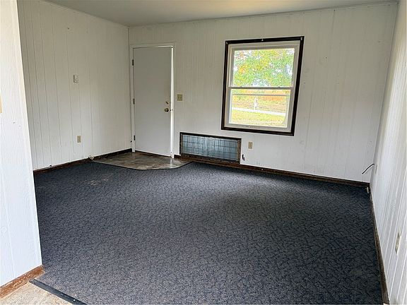 3rd image of 1051 E Lake Rd