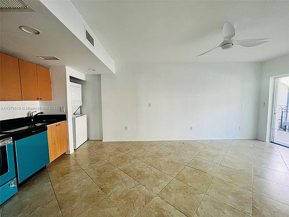 4th image of 946 Bay Dr #11