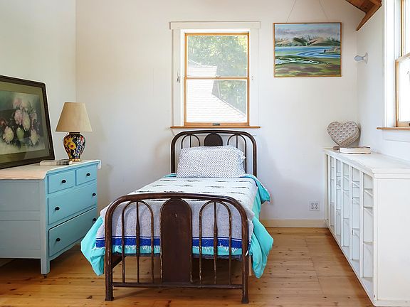 Second upstairs bedroom